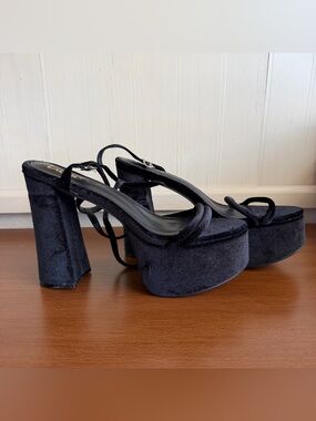 Lulus 11 Black Velvet Platform Chunky Heel Sandals Whimsigoth Gothic Glam Retro